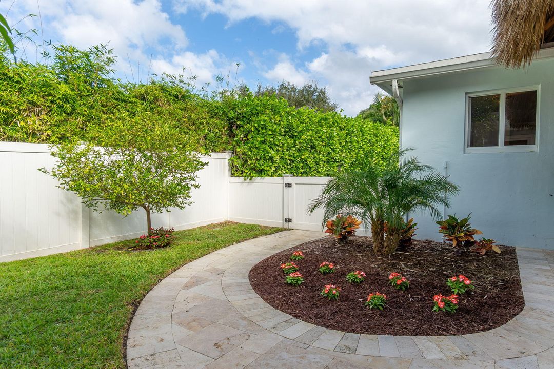 合同活跃: $1,900,000 (3 贝兹, 3 浴室, 2247 平方英尺)