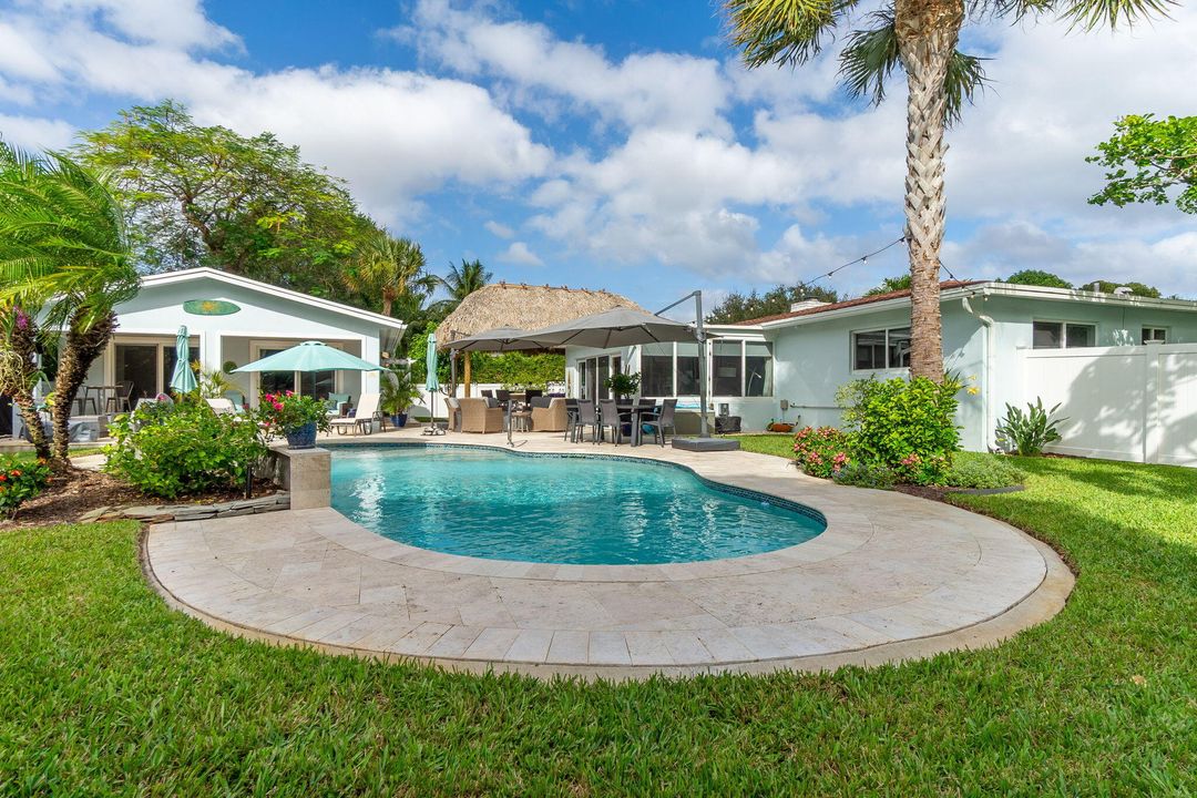 合同活跃: $1,900,000 (3 贝兹, 3 浴室, 2247 平方英尺)