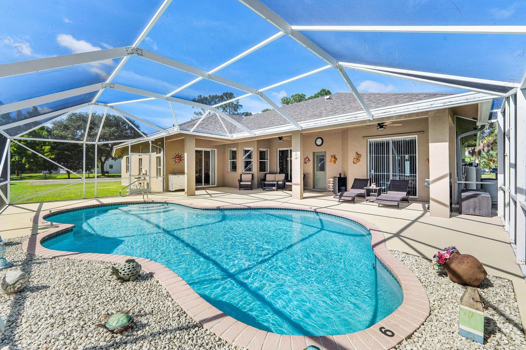 合同活跃: $784,999 (3 贝兹, 2 浴室, 2353 平方英尺)