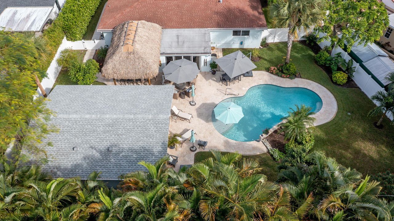 合同活跃: $1,900,000 (3 贝兹, 3 浴室, 2247 平方英尺)