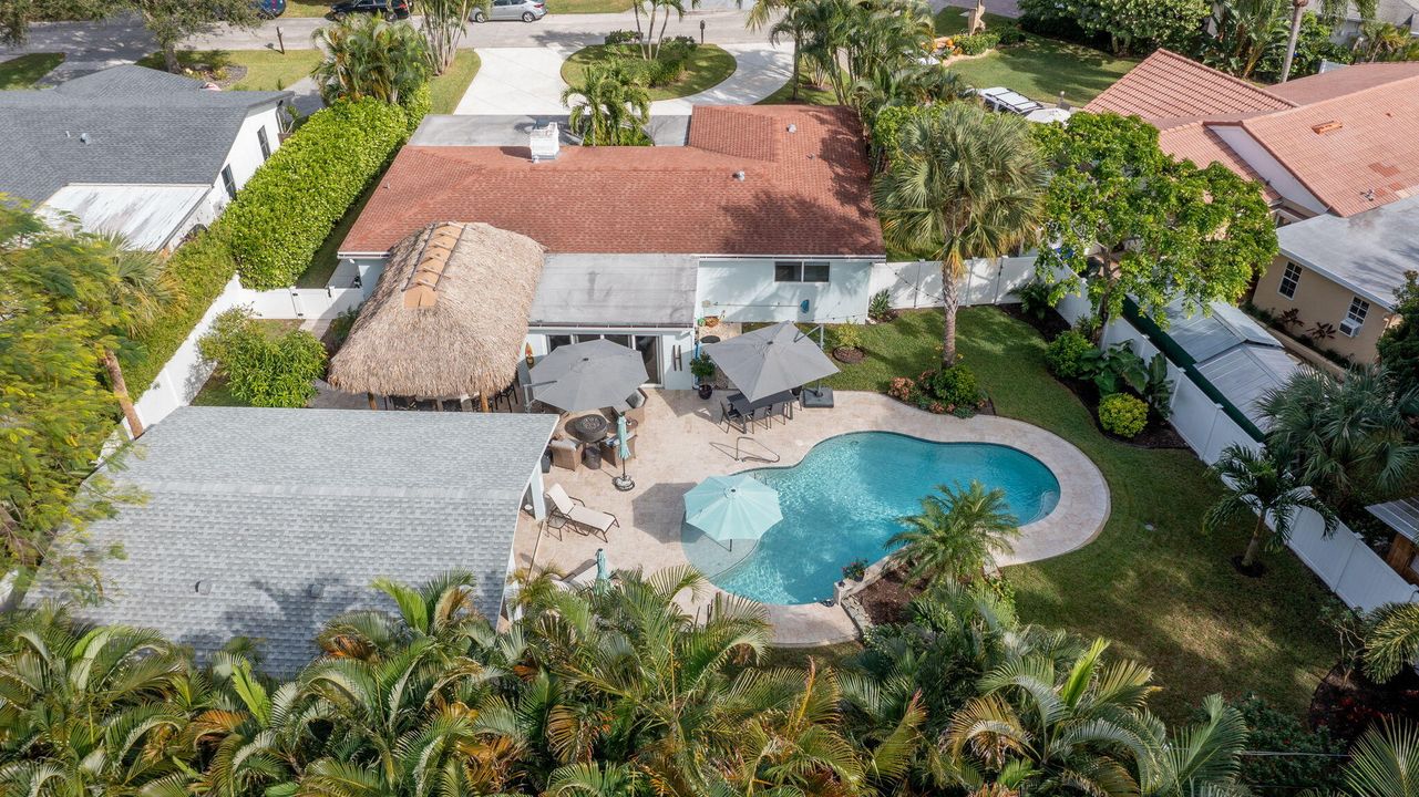 合同活跃: $1,900,000 (3 贝兹, 3 浴室, 2247 平方英尺)