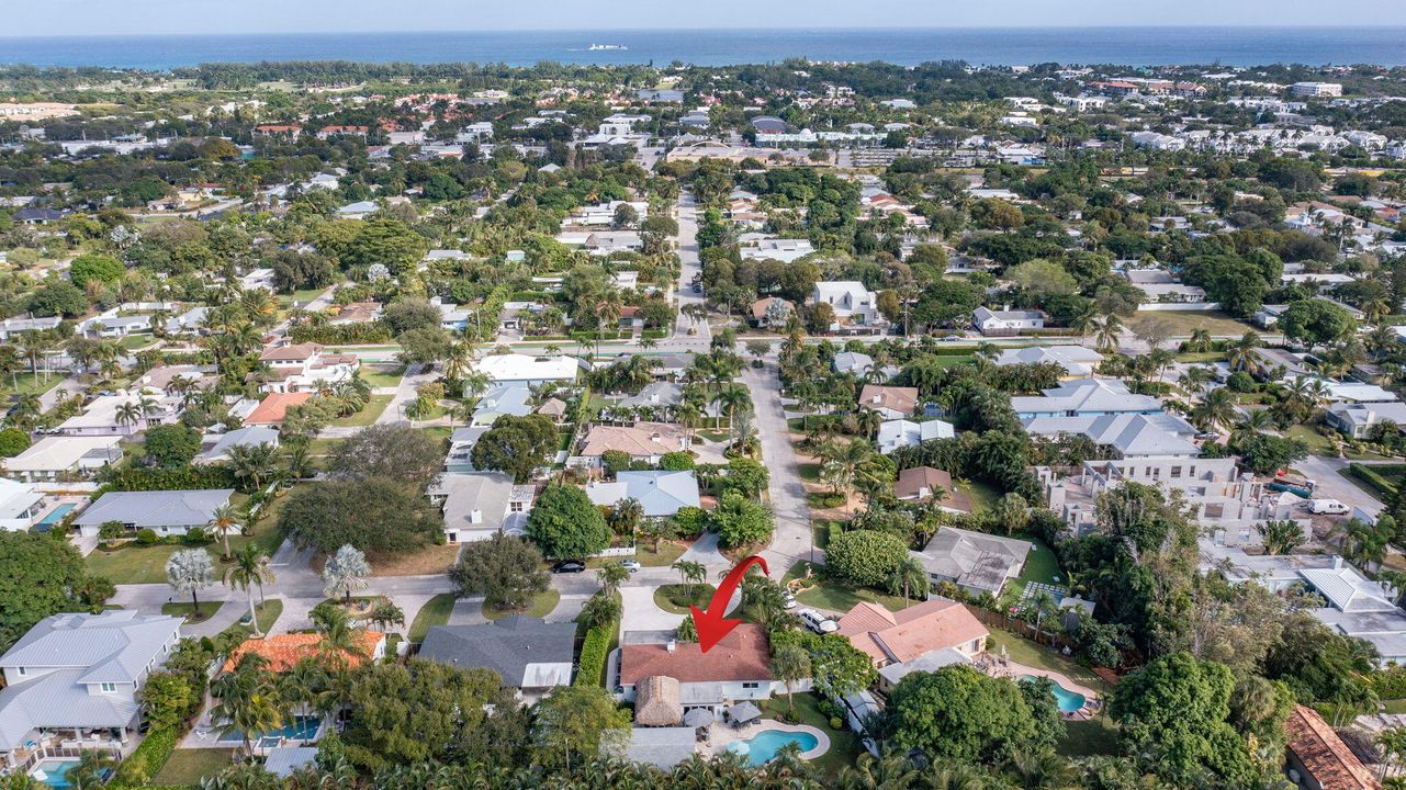 合同活跃: $1,900,000 (3 贝兹, 3 浴室, 2247 平方英尺)