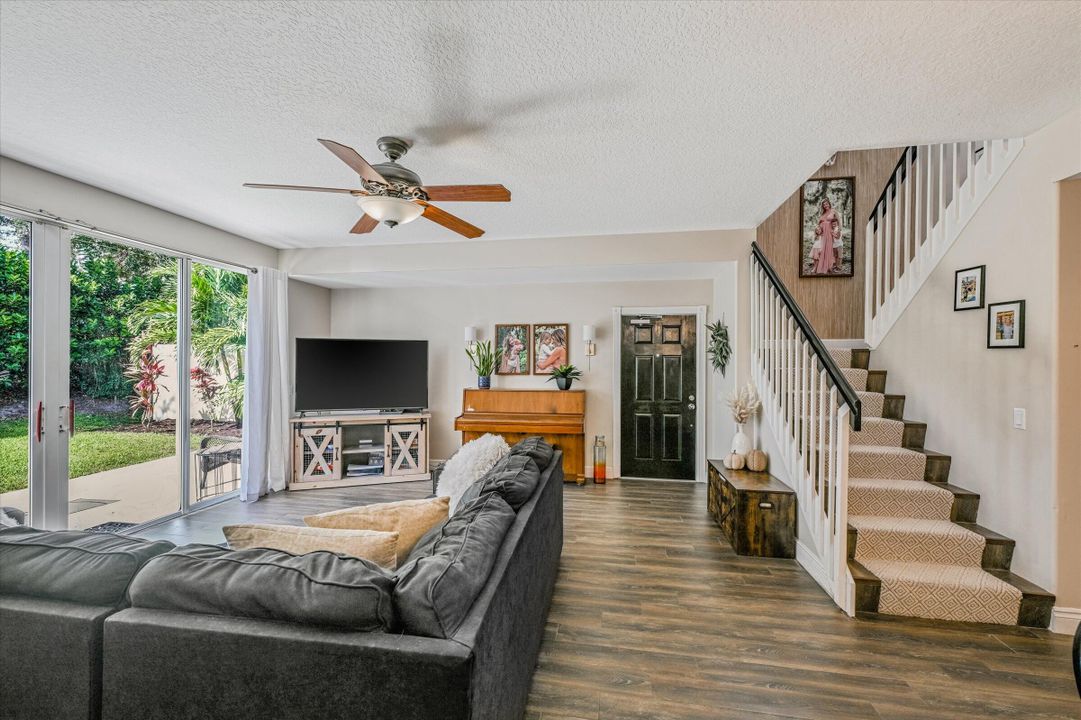 Под контрактом: $510,000 (3 спален, 2 ванн, 1570 Квадратных фут)