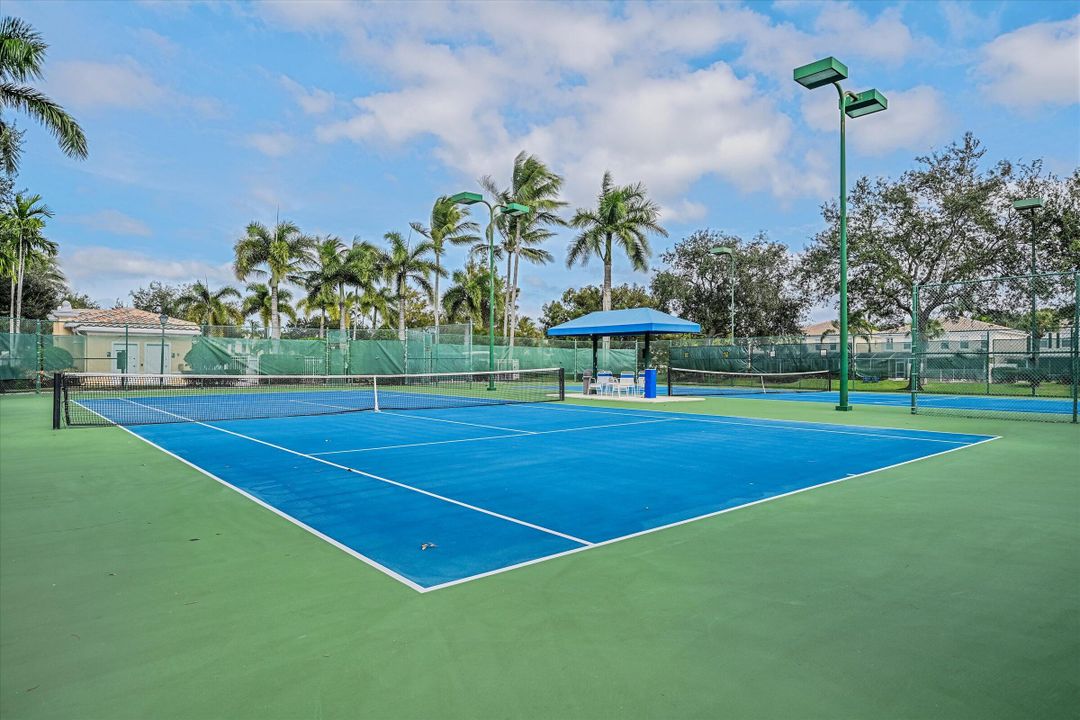 Под контрактом: $510,000 (3 спален, 2 ванн, 1570 Квадратных фут)