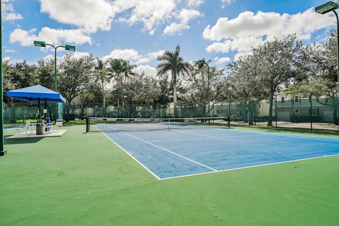 Под контрактом: $510,000 (3 спален, 2 ванн, 1570 Квадратных фут)