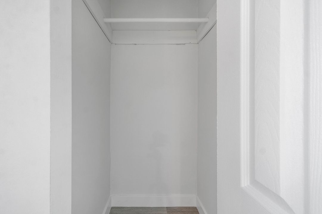 待售: $340,000 (2 贝兹, 1 浴室, 736 平方英尺)