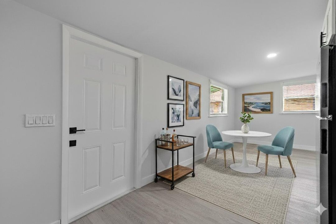 待售: $340,000 (2 贝兹, 1 浴室, 736 平方英尺)