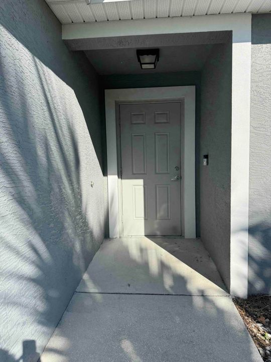 For Rent: $2,700 (4 beds, 2 baths, 1833 Square Feet)