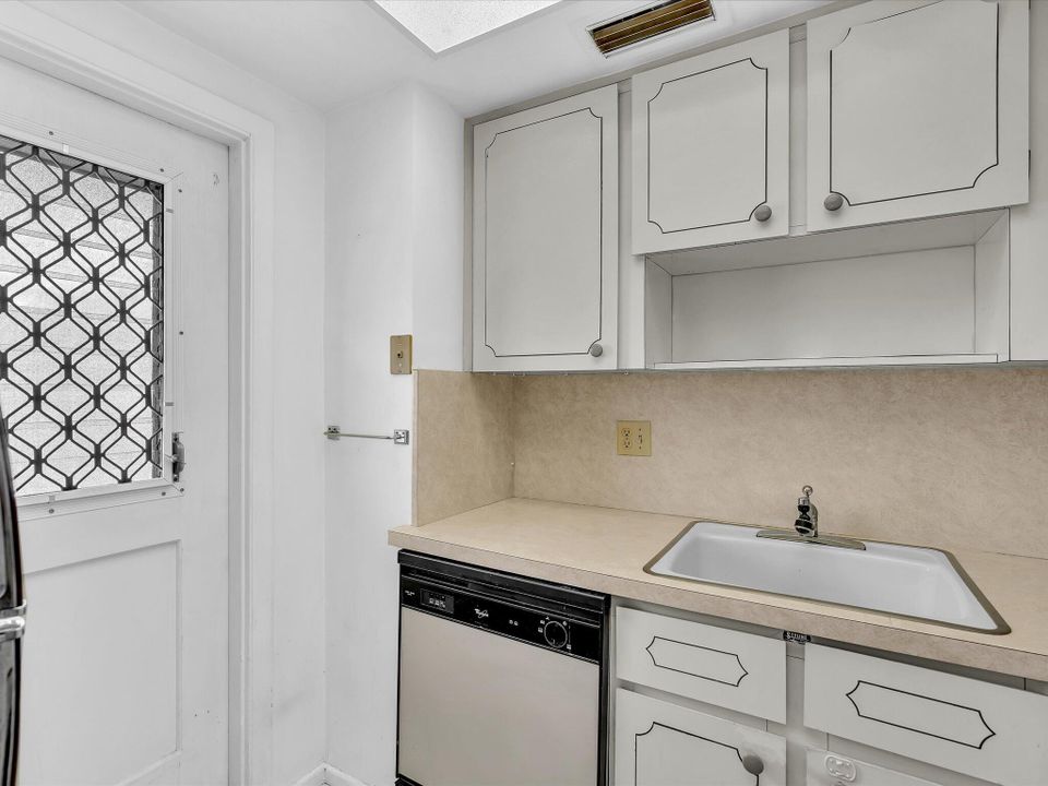 Active With Contract: $90,000 (1 beds, 1 baths, 727 Square Feet)