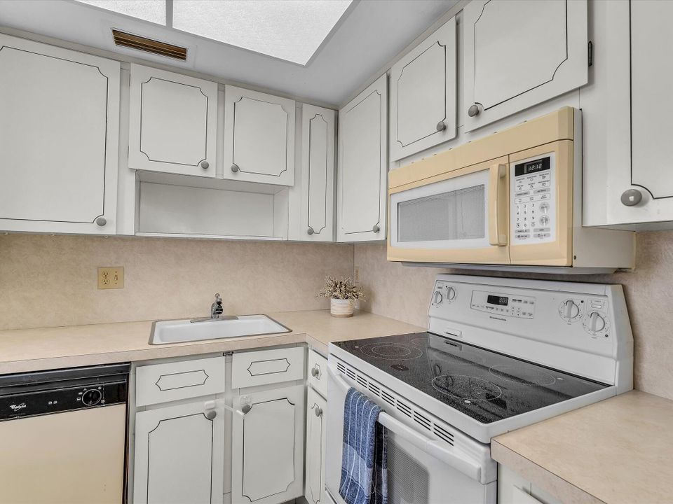 Active With Contract: $90,000 (1 beds, 1 baths, 727 Square Feet)
