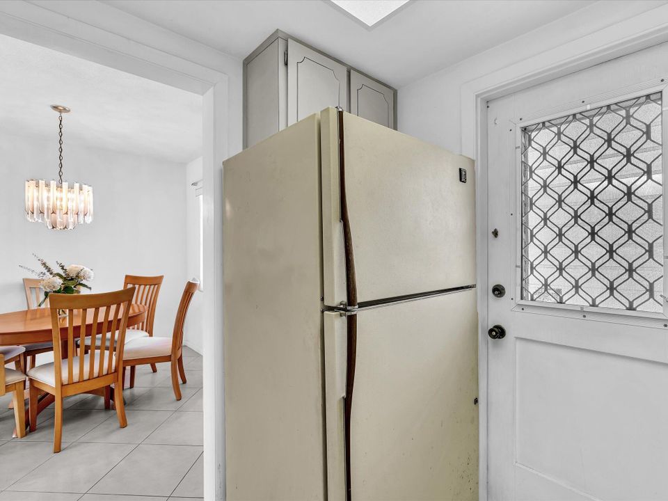 Active With Contract: $90,000 (1 beds, 1 baths, 727 Square Feet)