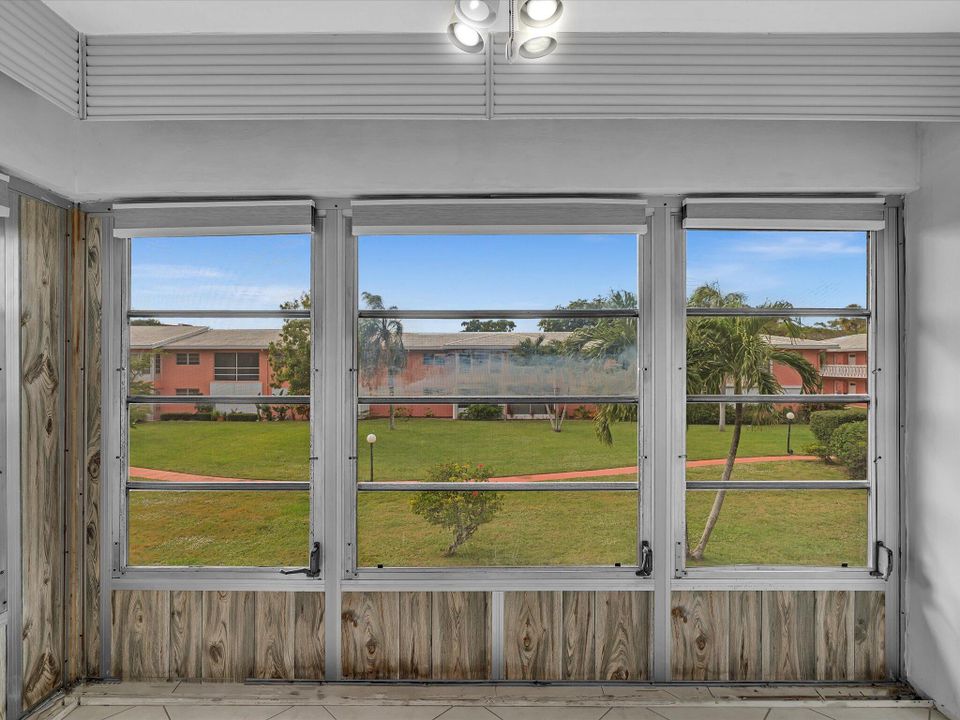 Active With Contract: $90,000 (1 beds, 1 baths, 727 Square Feet)