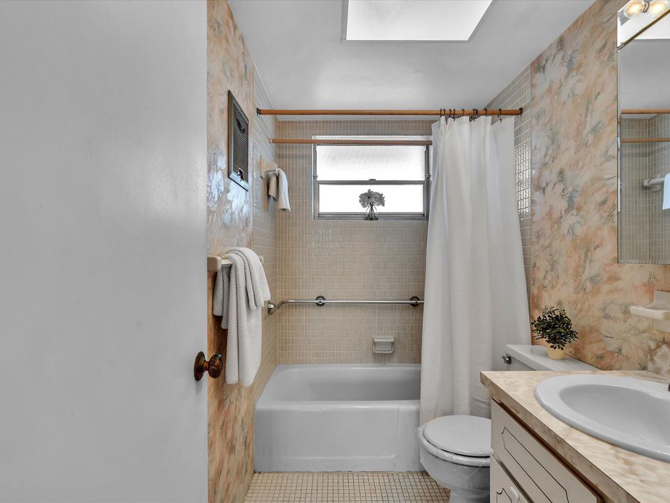 Active With Contract: $90,000 (1 beds, 1 baths, 727 Square Feet)