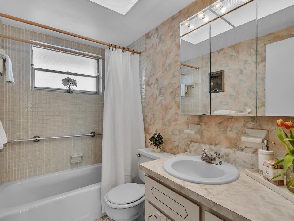 Active With Contract: $90,000 (1 beds, 1 baths, 727 Square Feet)