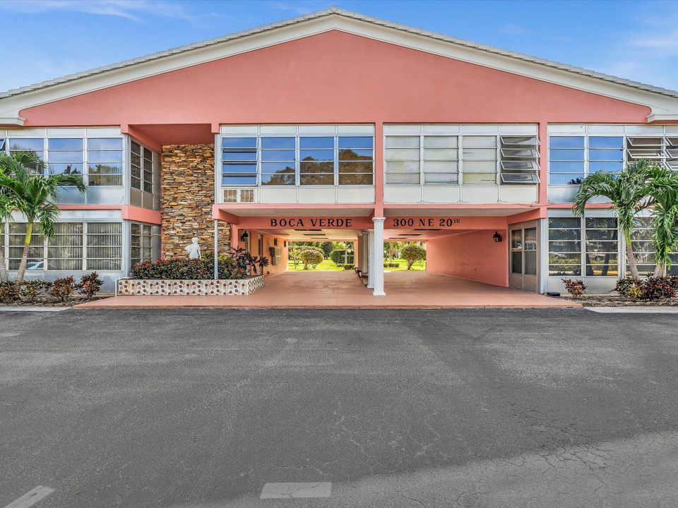 Active With Contract: $90,000 (1 beds, 1 baths, 727 Square Feet)