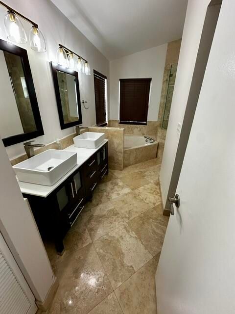 合同活跃: $4,200 (4 贝兹, 3 浴室, 2019 平方英尺)