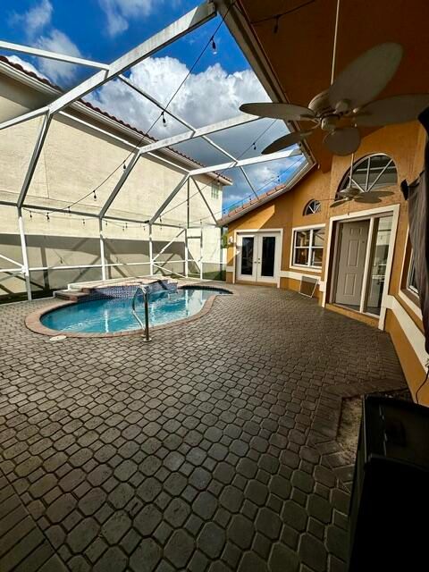 合同活跃: $4,200 (4 贝兹, 3 浴室, 2019 平方英尺)