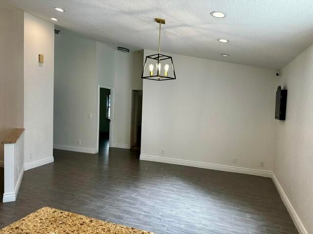 合同活跃: $4,200 (4 贝兹, 3 浴室, 2019 平方英尺)