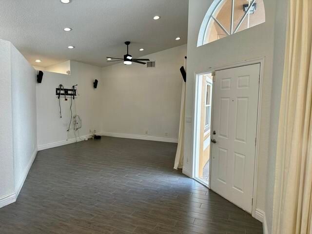 合同活跃: $4,200 (4 贝兹, 3 浴室, 2019 平方英尺)