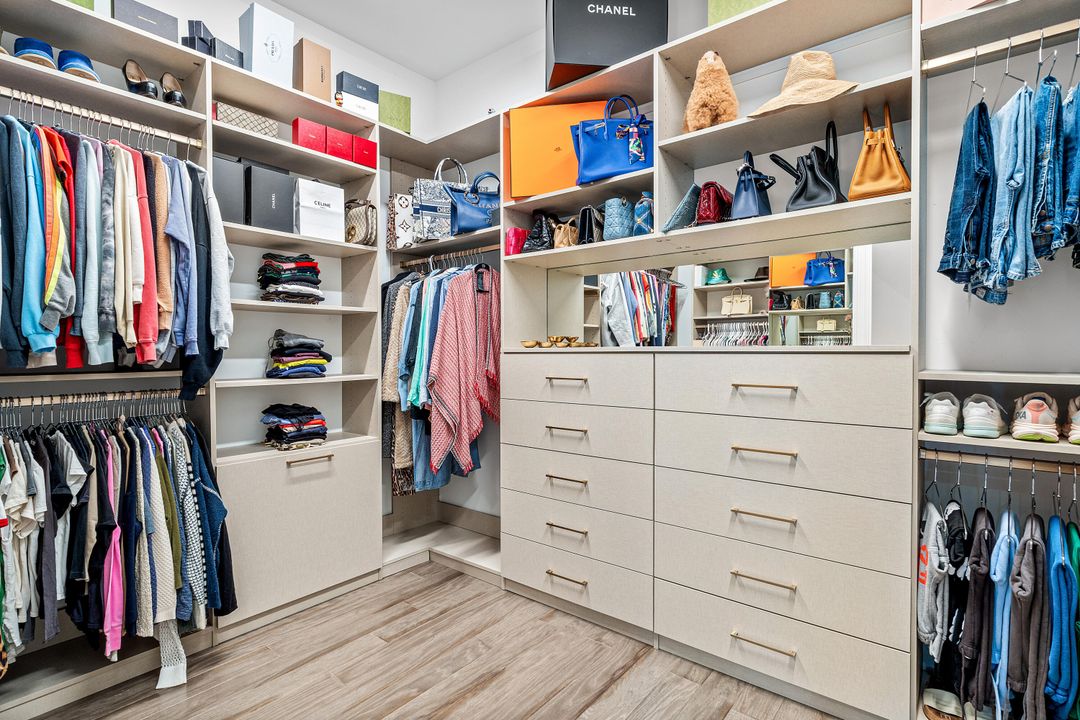 For Sale: $3,199,000 (3 beds, 4 baths, 3969 Square Feet)