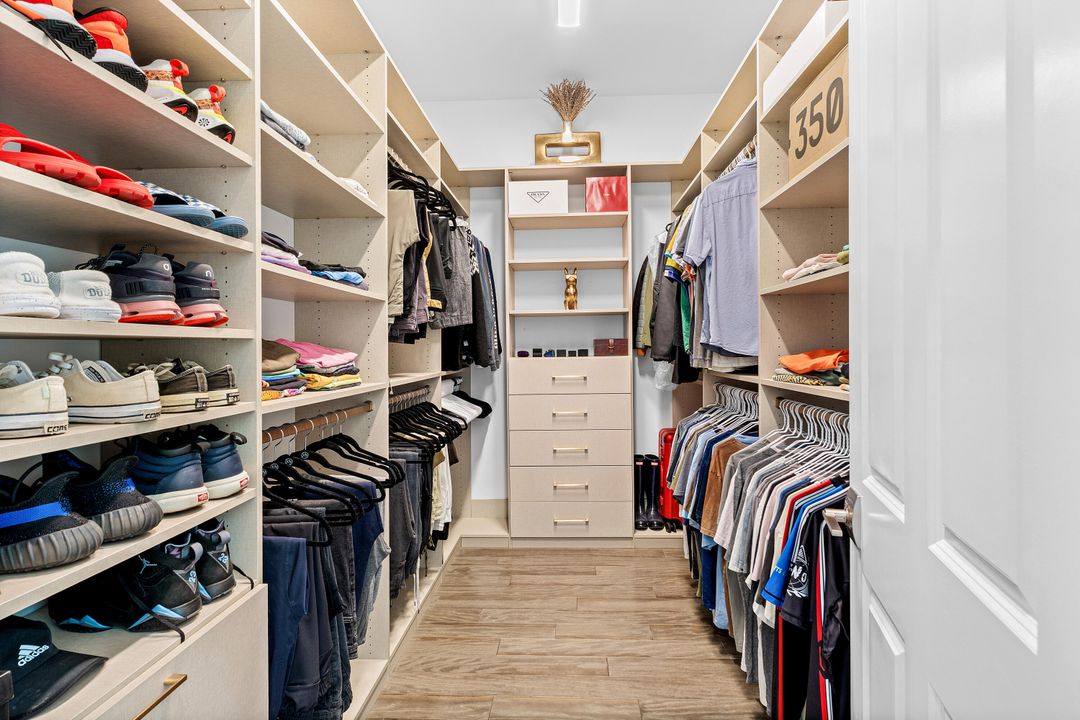 For Sale: $3,199,000 (3 beds, 4 baths, 3969 Square Feet)