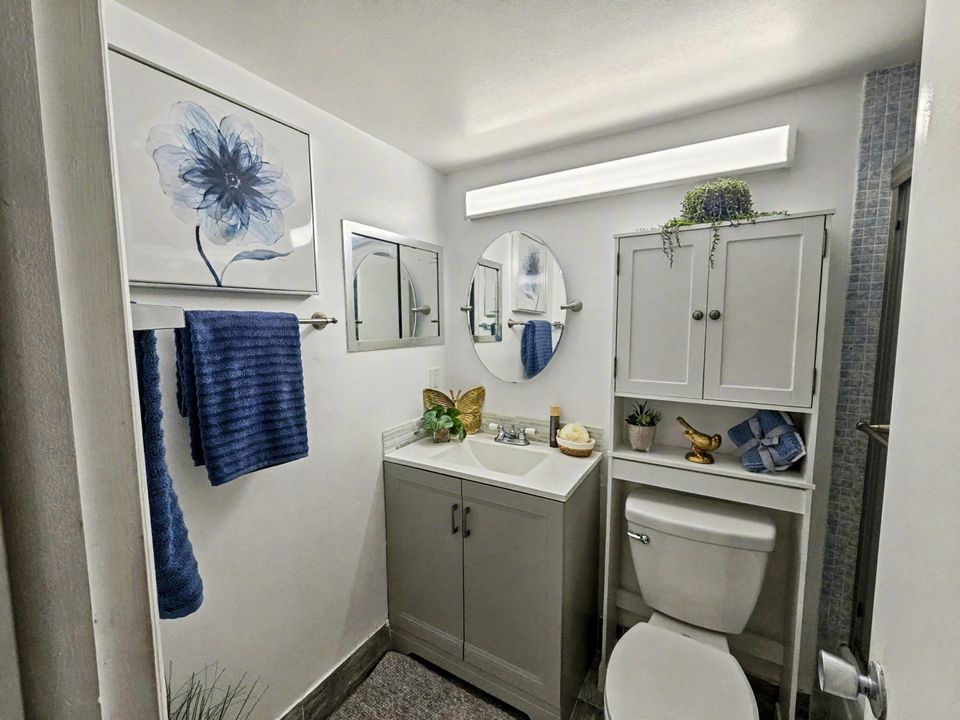 For Sale: $77,000 (1 beds, 1 baths, 702 Square Feet)