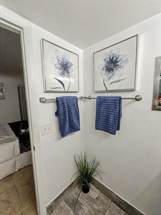 For Sale: $77,000 (1 beds, 1 baths, 702 Square Feet)