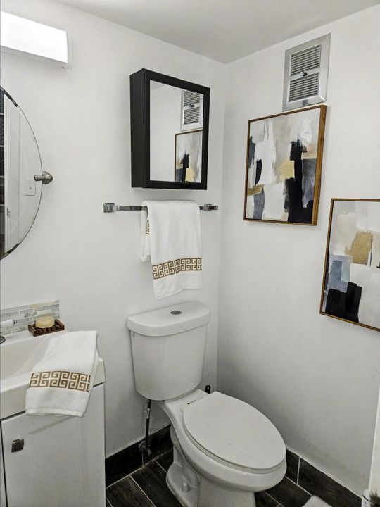 For Sale: $77,000 (1 beds, 1 baths, 702 Square Feet)