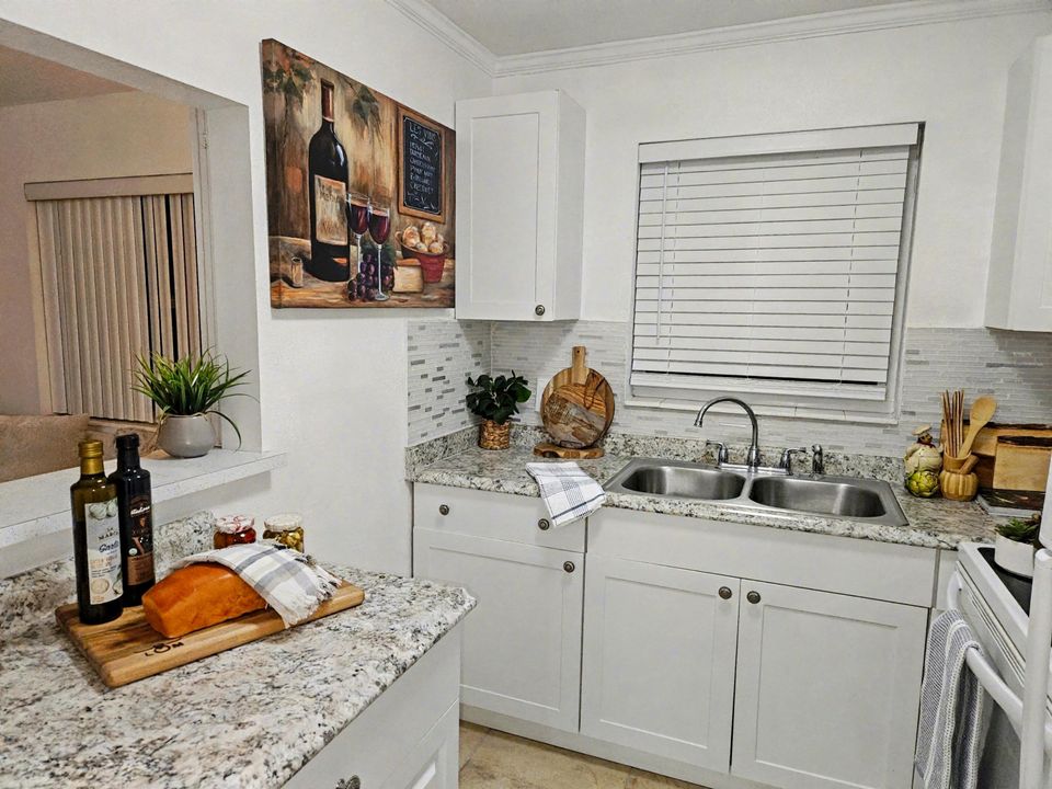 For Sale: $77,000 (1 beds, 1 baths, 702 Square Feet)