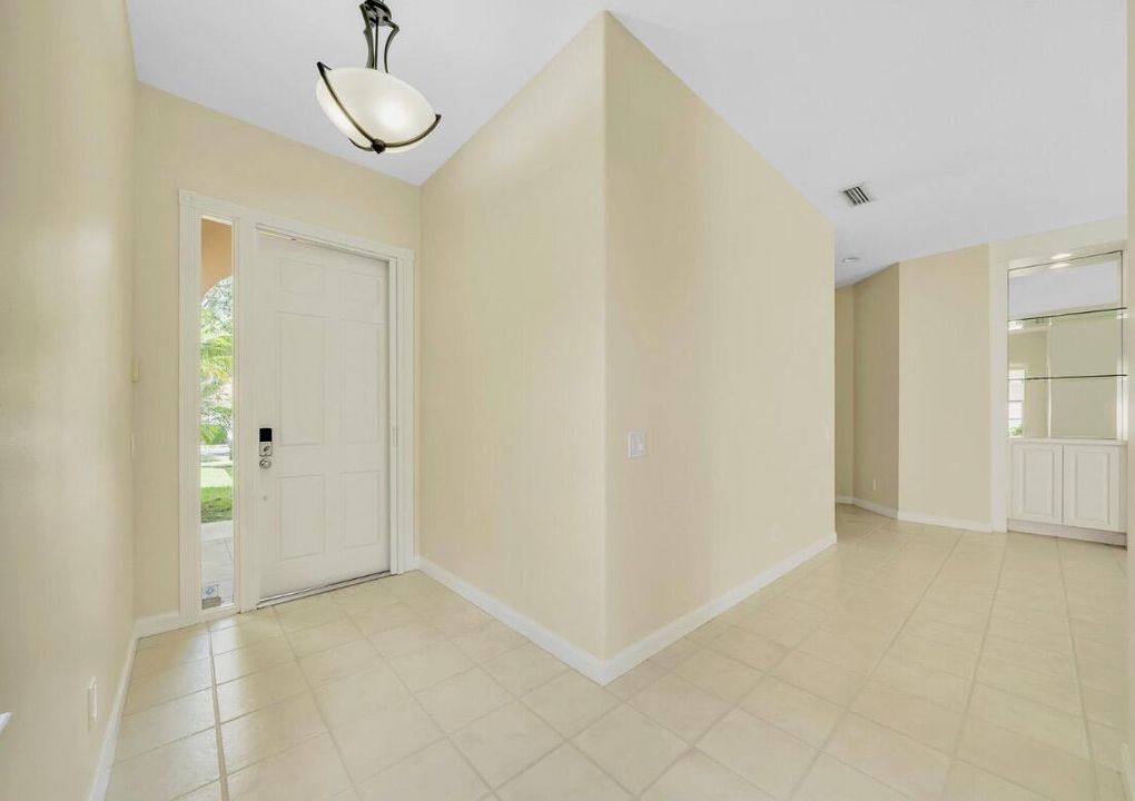 Activo con contrato: $4,300 (3 camas, 2 baños, 1711 Pies cuadrados)