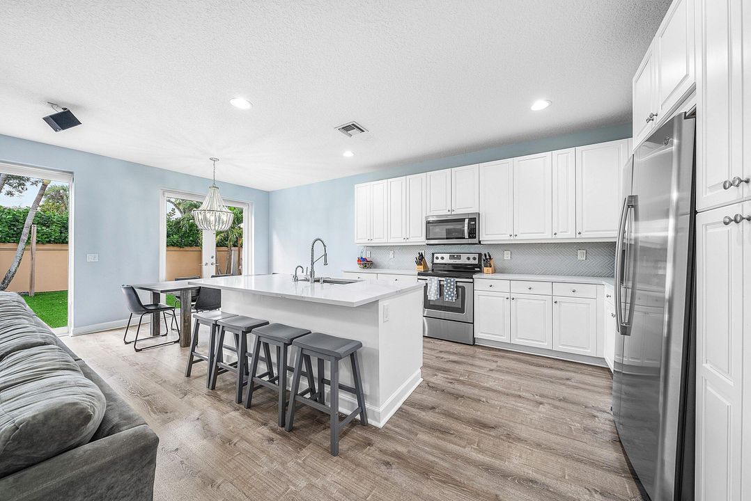 Active With Contract: $759,999 (4 beds, 2 baths, 2888 Square Feet)