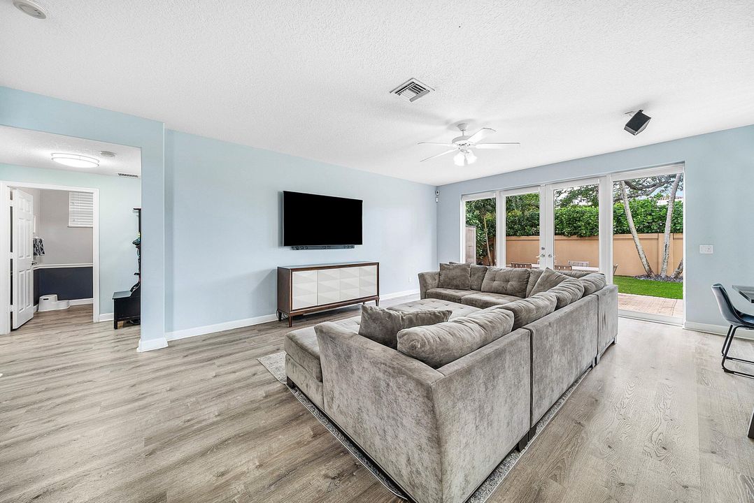 Active With Contract: $759,999 (4 beds, 2 baths, 2888 Square Feet)