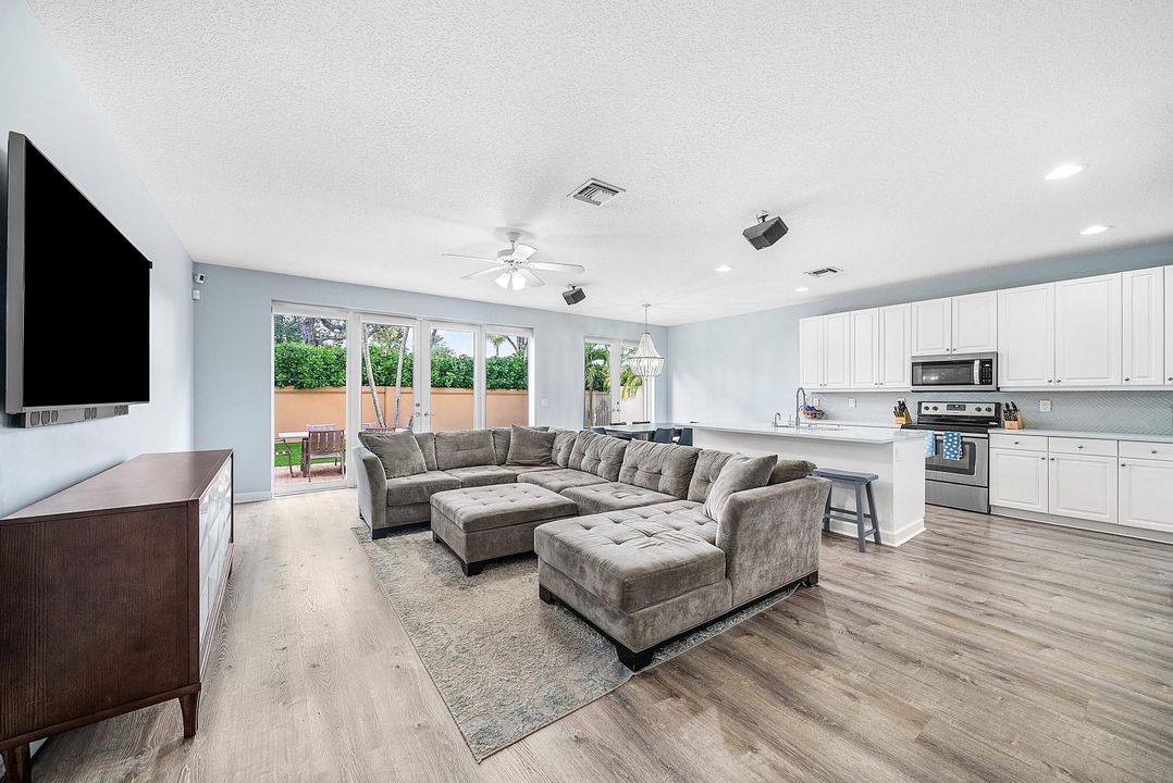 Active With Contract: $759,999 (4 beds, 2 baths, 2888 Square Feet)