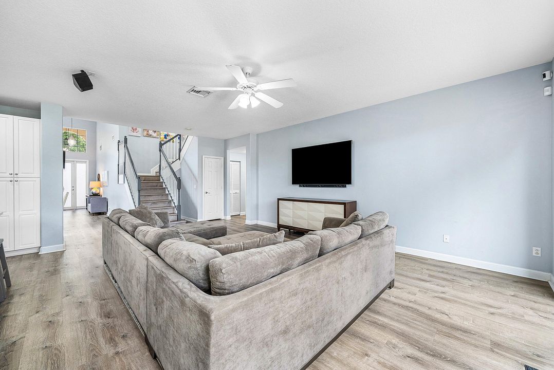 Active With Contract: $759,999 (4 beds, 2 baths, 2888 Square Feet)