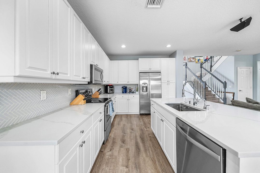 Active With Contract: $759,999 (4 beds, 2 baths, 2888 Square Feet)