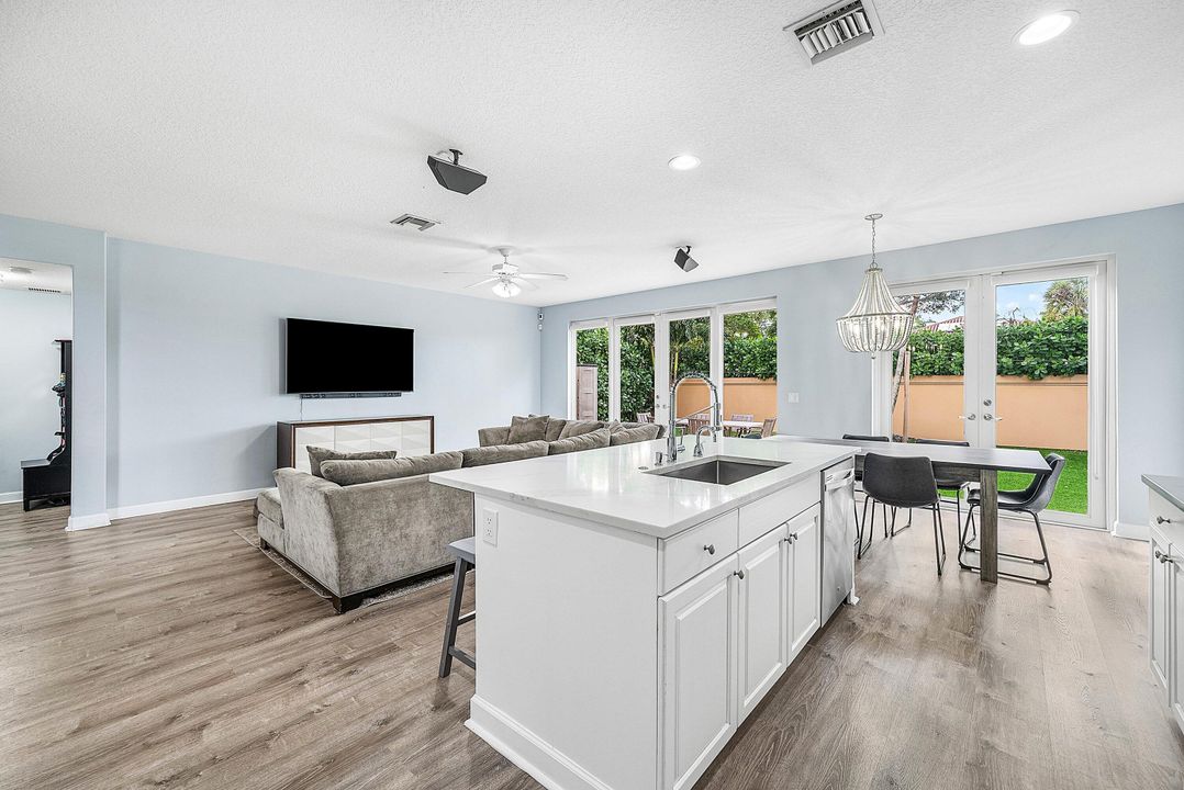 Active With Contract: $759,999 (4 beds, 2 baths, 2888 Square Feet)