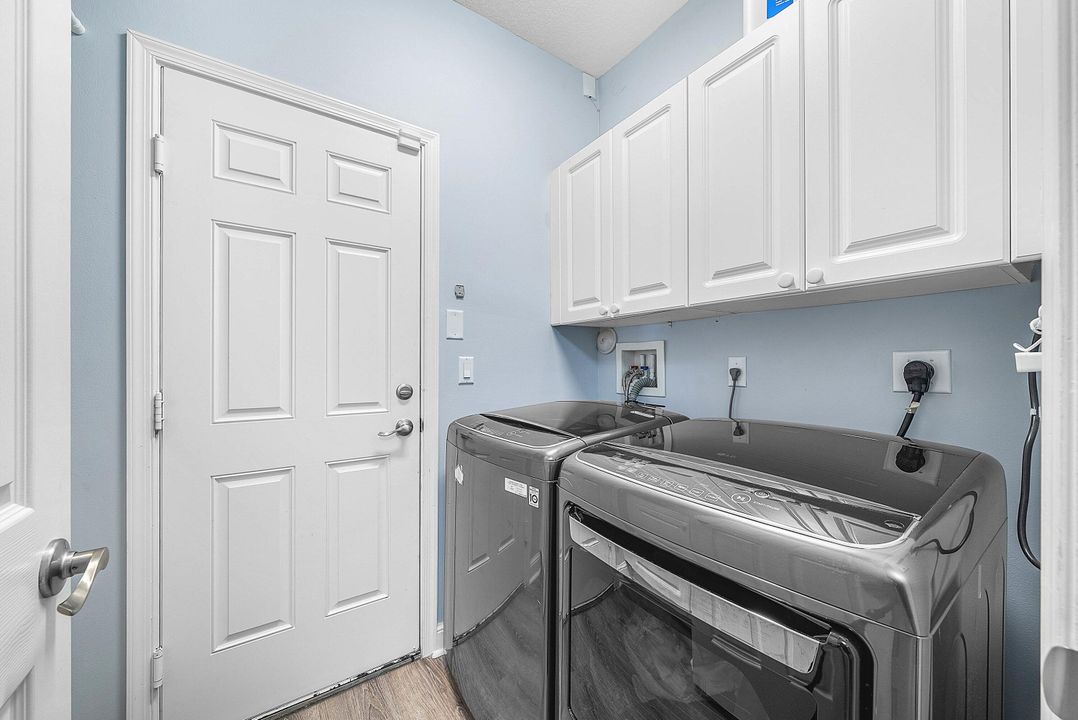 Active With Contract: $759,999 (4 beds, 2 baths, 2888 Square Feet)