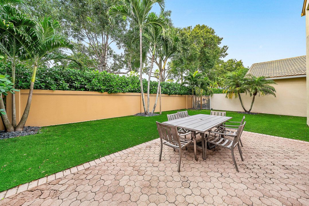 Active With Contract: $759,999 (4 beds, 2 baths, 2888 Square Feet)