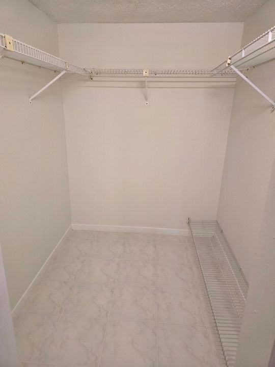 For Rent: $2,200 (2 beds, 2 baths, 912 Square Feet)