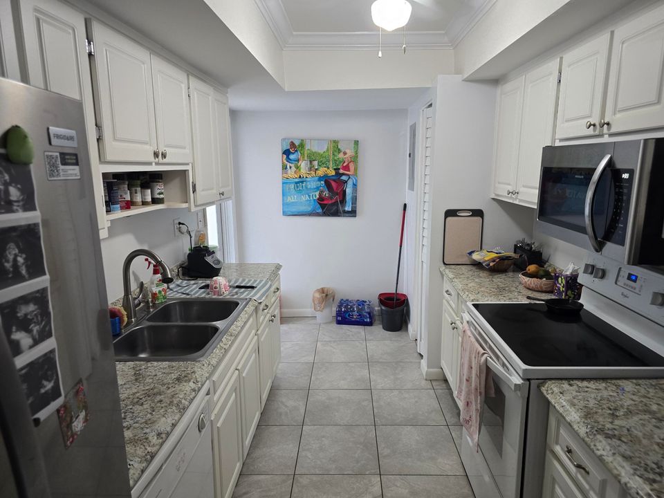 Active With Contract: $2,600 (1 beds, 1 baths, 650 Square Feet)