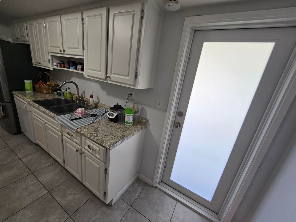 Active With Contract: $2,600 (1 beds, 1 baths, 650 Square Feet)