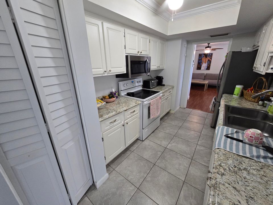 Active With Contract: $2,600 (1 beds, 1 baths, 650 Square Feet)