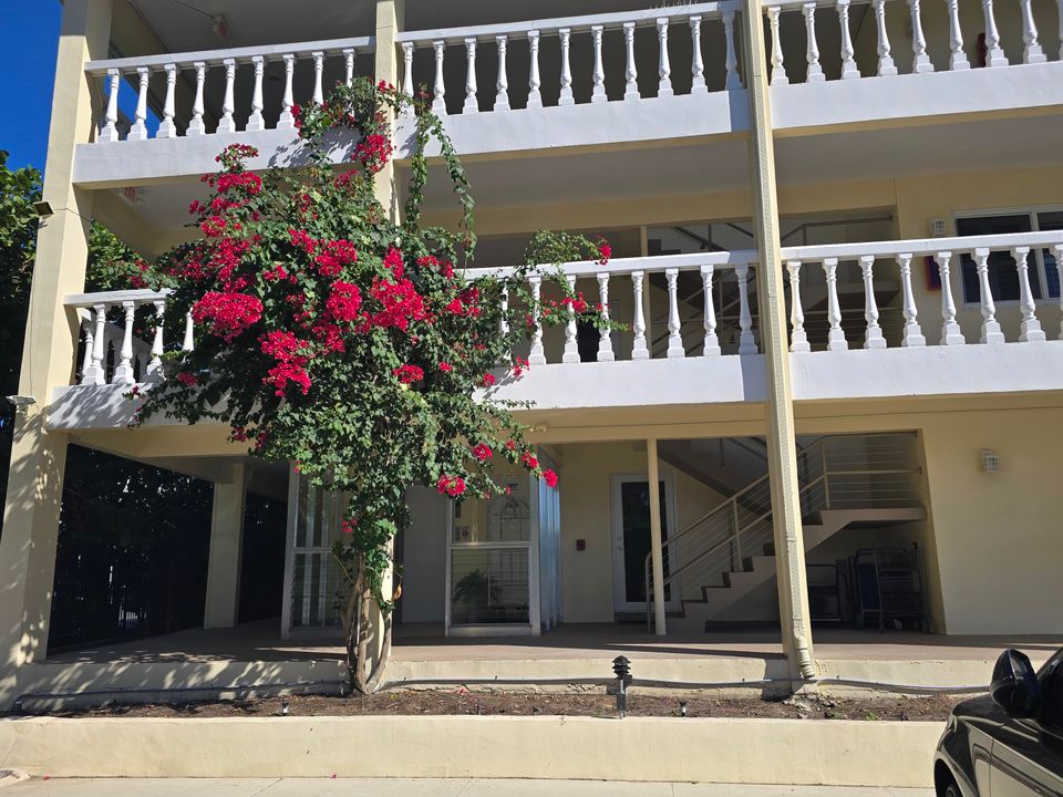 Active With Contract: $2,600 (1 beds, 1 baths, 650 Square Feet)