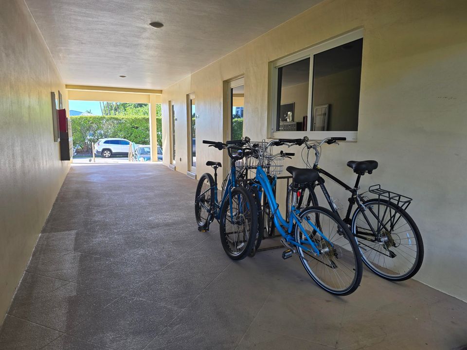 Active With Contract: $2,600 (1 beds, 1 baths, 650 Square Feet)