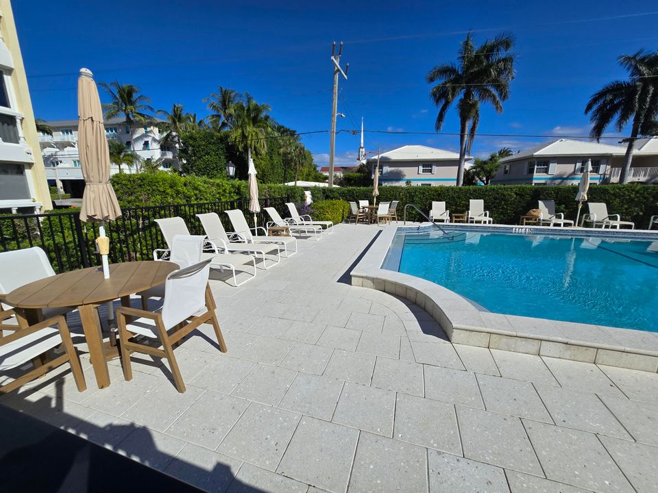 Active With Contract: $2,600 (1 beds, 1 baths, 650 Square Feet)