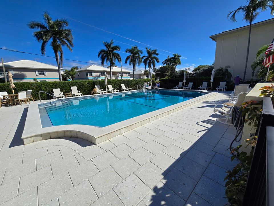 Active With Contract: $2,600 (1 beds, 1 baths, 650 Square Feet)