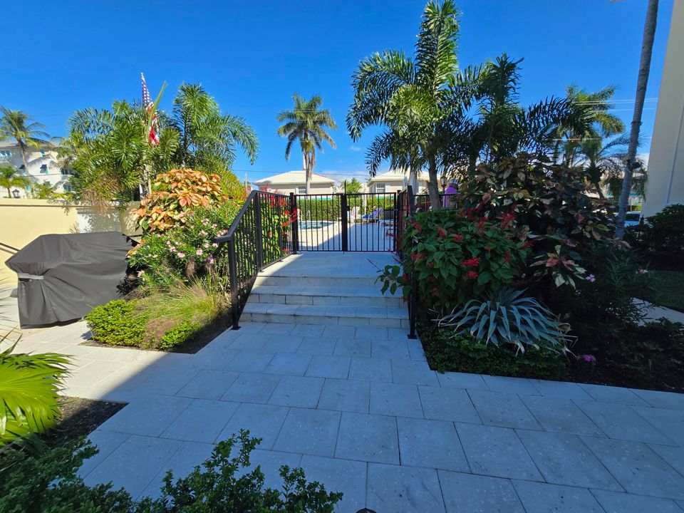 Active With Contract: $2,600 (1 beds, 1 baths, 650 Square Feet)