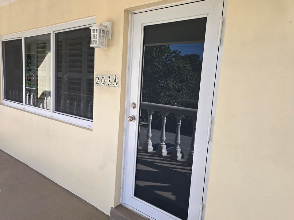 Active With Contract: $2,600 (1 beds, 1 baths, 650 Square Feet)