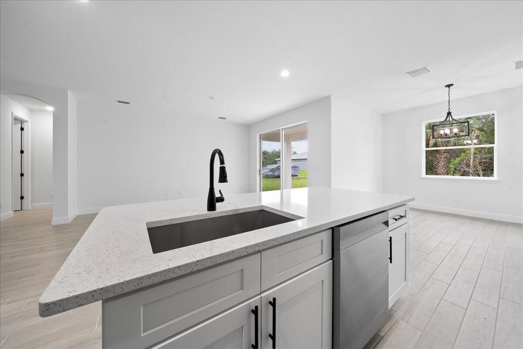 На продажу: $434,900 (4 спален, 2 ванн, 1775 Квадратных фут)