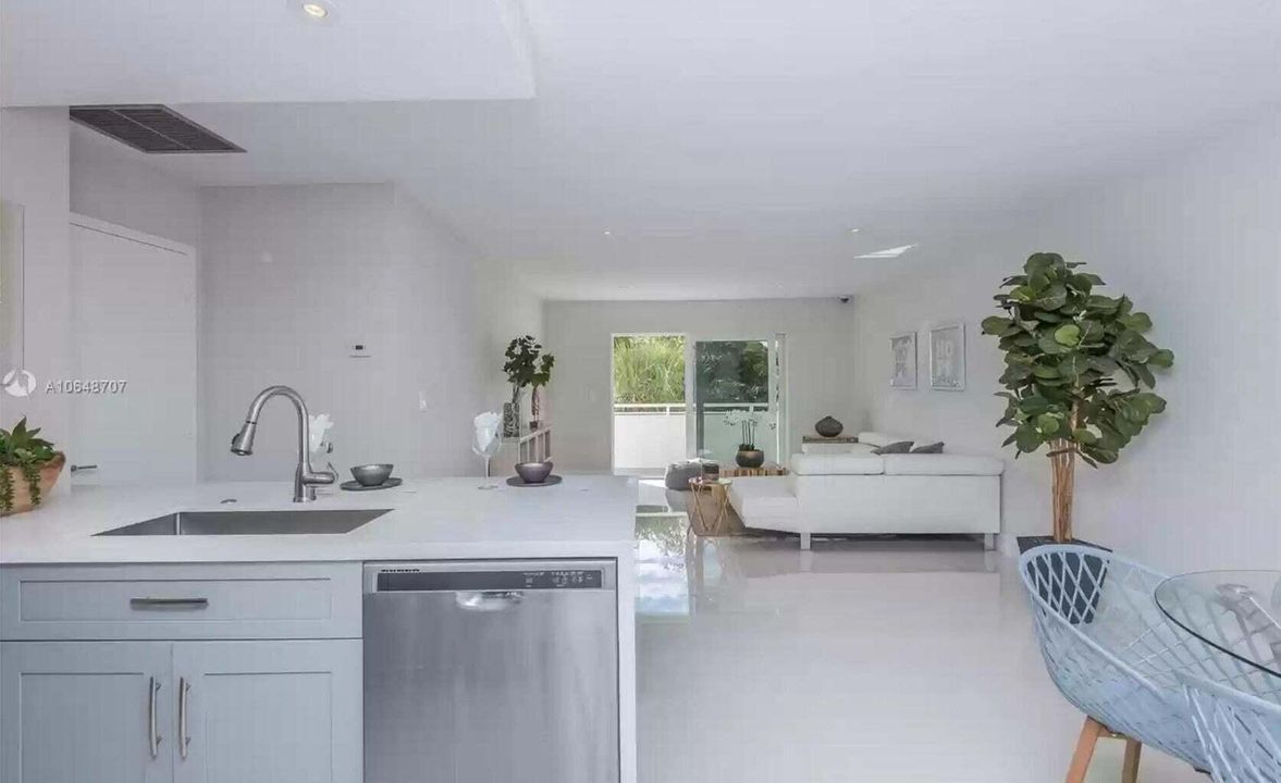 出租: $2,500 (1 贝兹, 1 浴室, 740 平方英尺)